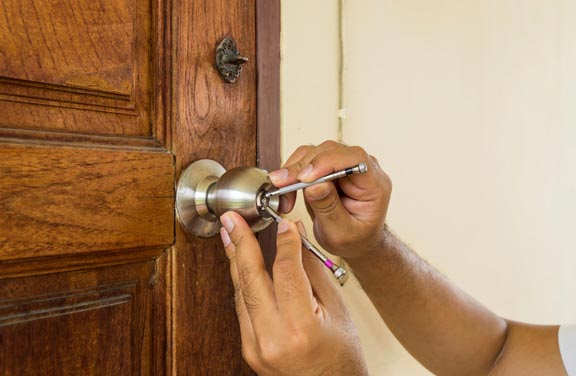 Esperto blocco di serrature e porte bloccate